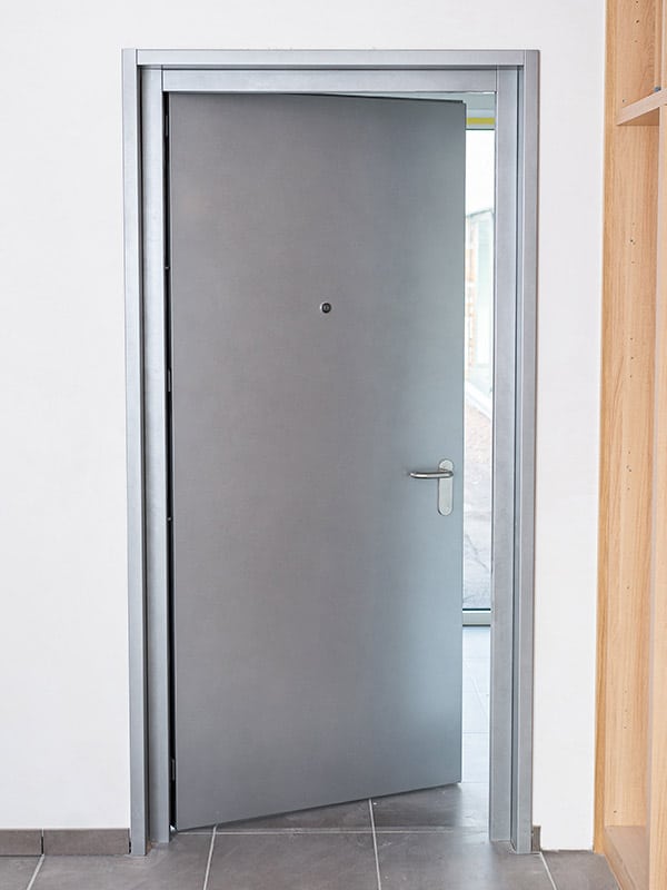 Metalen binnen- en buitendeur HBM 62 standaard in de TecDoors showroom te Sint-Truiden